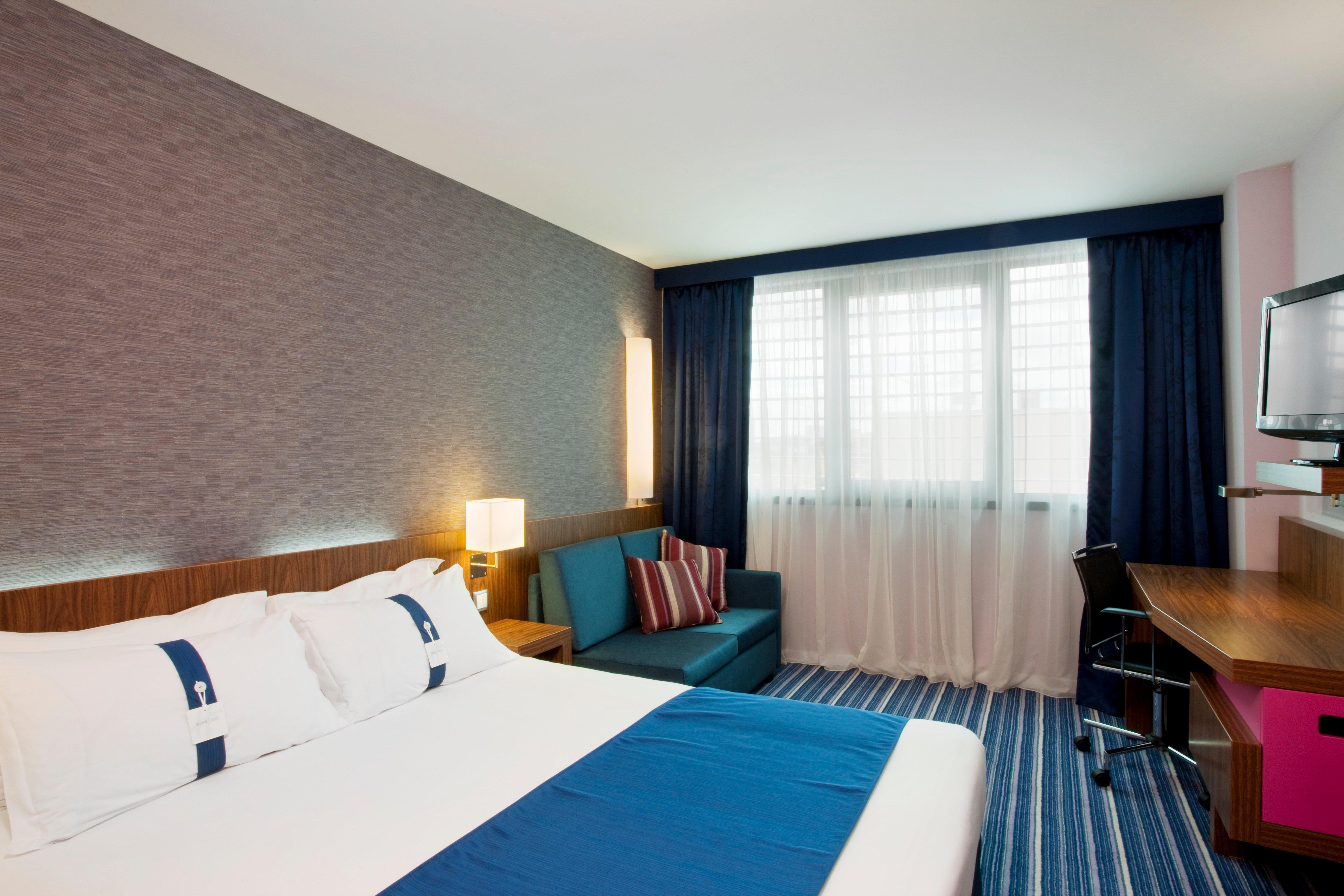 Holiday Inn Express Lisbon Alfragide By Ihg Carnaxide Exterior photo